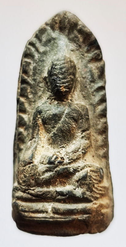 รูปจากผู้ขายบน G-Pra: << วัดใจ >> พระรอดวัดพระสิงห์ จ.เชียงใหม่ ปี2496 เนื้อเขียวหินครกหมัดไฟ หน้าตาติดไรไร สภาพสวยเก็บเดิม ๆ ประมูลปิด 2026-10-02 ที่ ฿200 หลังเคาะ 3 ครั้ง