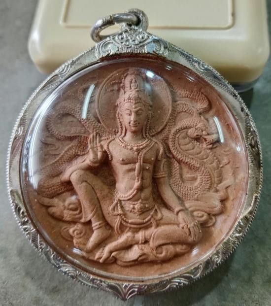 รูปจากผู้ขายบน G-Pra: จตุคามรุ่น โคตรเศรษฐี 49 เนื้อว่าน 108 เลี่ยมเงินสั่งทำอย่างหนา (ไม่มีกล่อง) ไม่มีบิ่น ไม่มีกระเทาะ ประมูลปิด 2026-10-15 ที่ ฿1,560 หลังเคาะ 6 ครั้ง
